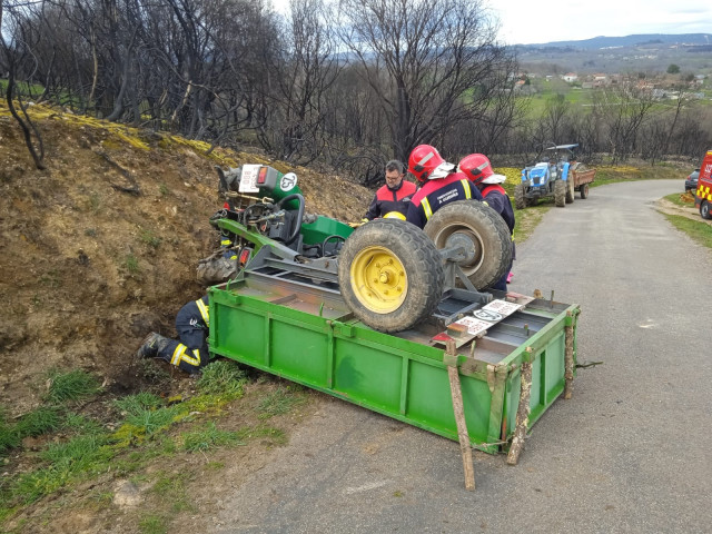 Un Hombre De 89 Años Ha Muerto En La Tarde De Este Miércoles Al Sufrir Un Accidente Con El Tractor Que Manejaba En El Municipio Ourensano De Riós