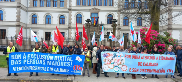 Personal de la administración pública gallega se concentra delante de la Xunta para pedir una atención 