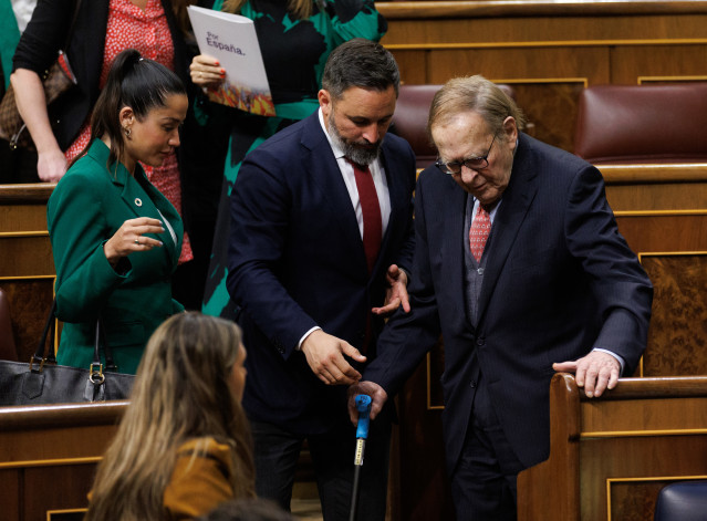 El líder de VOX, Santiago Abascal (i) y el candidato de la moción de censura, profesor y economista Ramón Tamames (d), al finalizar la segunda sesión de la moción de censura, en el Congreso de los Diputados.