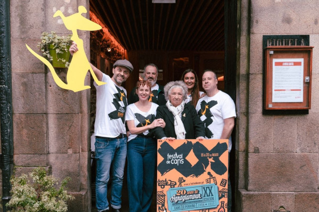 Alfonso Pato, director del Festival de Cans, la actriz María Vázquez, la señora Alicia y el director Enrique Romero (primeia fila, de izquierda a derecha) durante la presentación de la imagen del Festival de Cans
