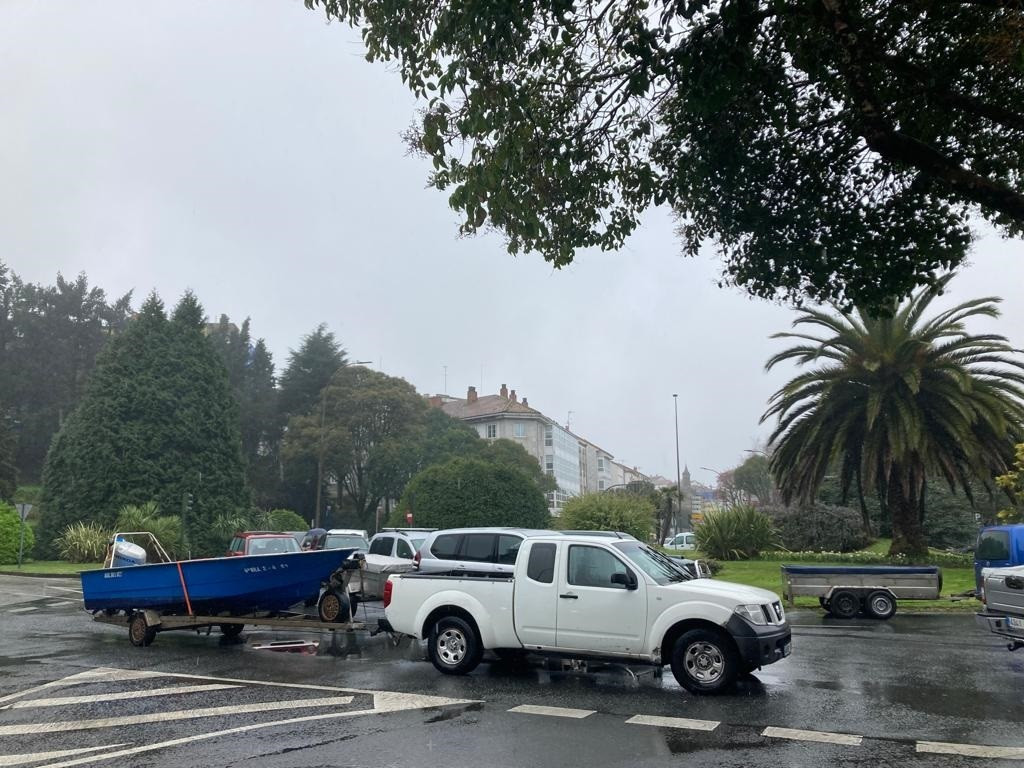 'Bateeiros' protestan frente a San Caetano contra la delimitación a la recogida de mejilla