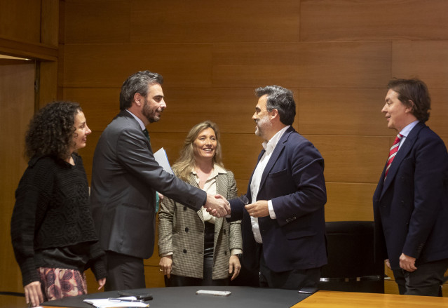 O vicepresidente segundo e conselleiro de Presidencia, Xustiza e Deportes, Diego Calvo, acompañado polo director xeral de Relacións Exteriores e coa UE, Jesús Gamallo, reunirase co director executivo de UNICEF España, José María Vera.