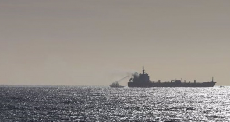 Portugal remolca al puerto de Leixões al petrolero Greta K, con el riesgo todavía existente de vertido