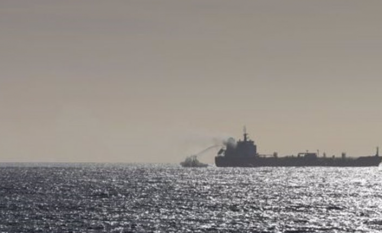 Portugal remolca al puerto de Leixões al petrolero Greta K, con el riesgo todavía existente de vertido