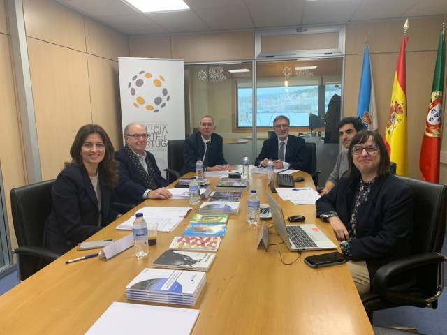 Responsables de la AECT Galicia-Norte de Portugal, en la sede de Vigo, junto a la directoral xeral de Administración Local de la Xunta, Natalia Prieto.