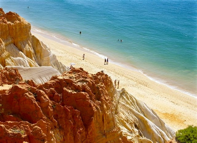 Imagen de una playa de Albufeira.
