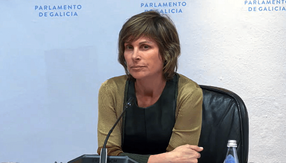 Nava Castro dando explicaciones sobre los contratos con EDAT TV de Javier Negre en el Parlamento de Galicia en una imagen de la Cámara