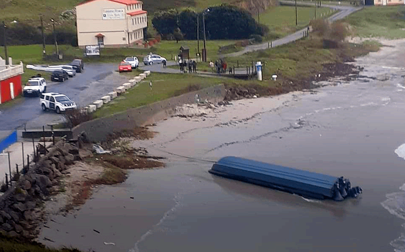 Planeadora de narcotraficantes varada en la Playa de Nemiu00f1a en A Costa da Morte en una imagen de la CRTVG