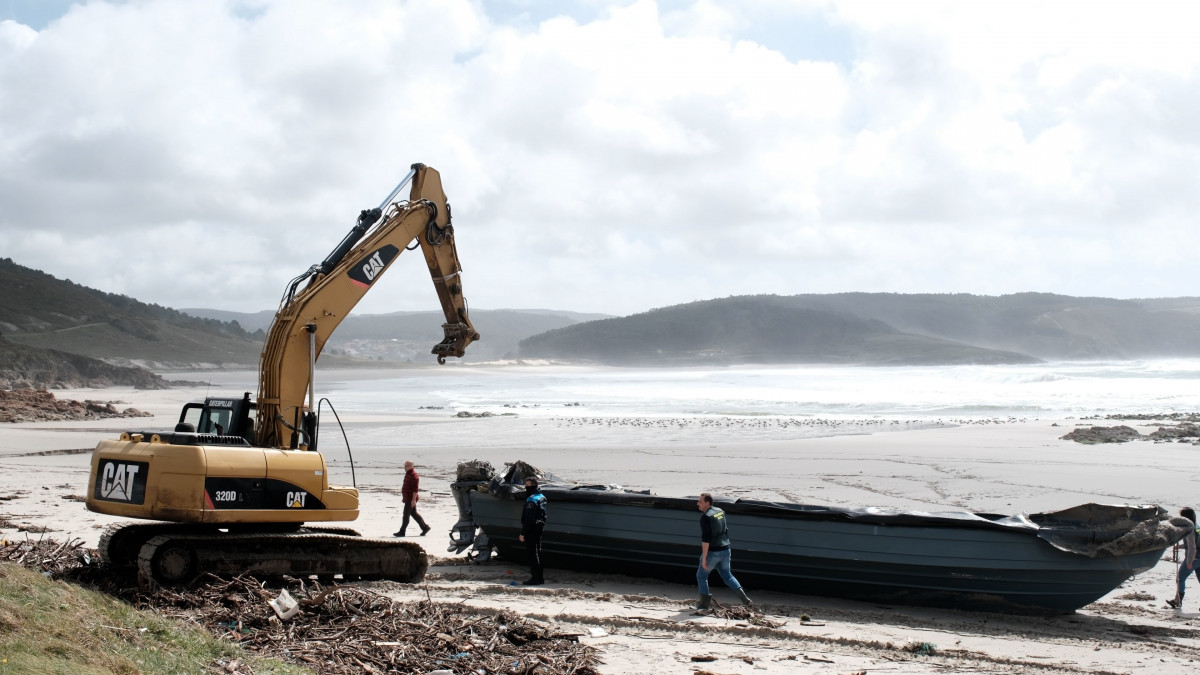 Retiran la planeadora varada en Nemiu00f1a sospecha de ser una embarcaciu00f3n del narcotru00e1fico