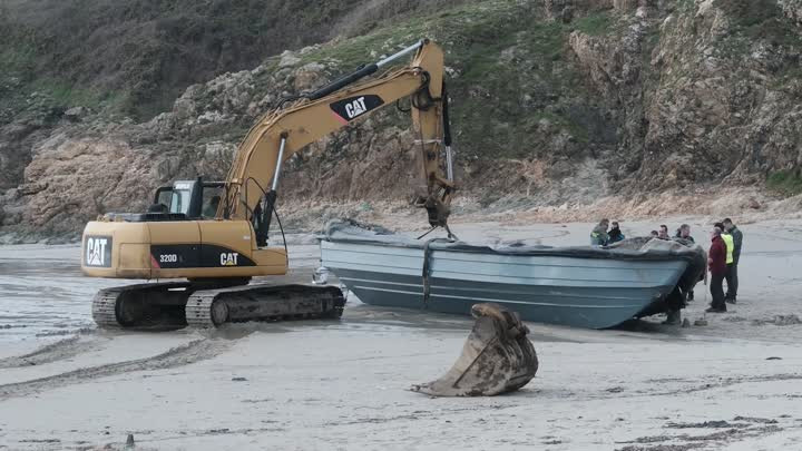 Sacan, al segundo intento, la narcoplaneadora varada de la playa de Nemiña, Muxía (vídeo)