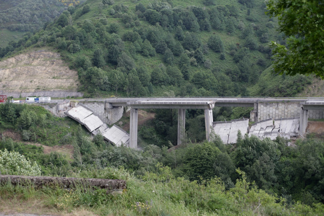 Archivo - Zona en la que se hundió el viaducto de la A-6 en O Castro, en Pedrafita do Cebreiro.