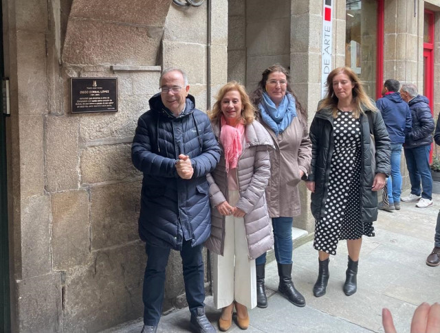 El alcalde de Santiago, Xosé Sánchez Bugallo, y la presidenta de la Asociación de Periodistas de Galicia, junto a familiares del periodista Diego Bernal.