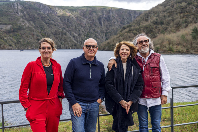 Encontro Manuel Baltar (Presidente Da Deputación Ourense) Cos Productores Do Video-Clip Que Complices Esta A Gravar En Ourense, Representado Por Teo Cardalda (Membros De Cómplices), Sole Giménez Muñoz E Eva Nielsen.