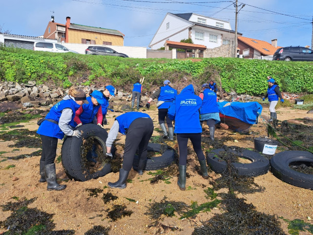 Miembros de la cofradía y voluntarios de Afundación retiran basura de las costas de A Illa.