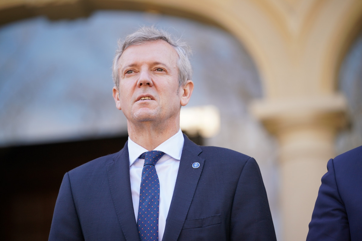 El presidente de la Xunta de Galicia, Alfonso Rueda, a su salida de una reunión para tratar los retos comunes de los territorios atlánticos en el Ajuria Enea, a 13 de marzo de 2023, en Vitoria, Ála