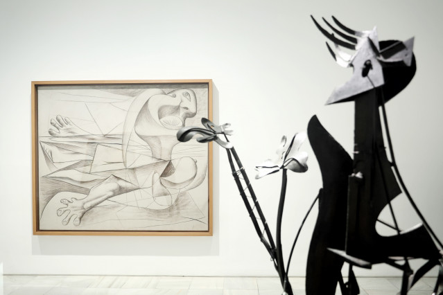 Archivo - La obra 'La nadadora' y la escultura 'Mujer en el jardín' de Picasso, en una exposición abierta al público por los actos conmemorativos del Año Picasso, en el Museo Reina Sofía, a 12 de septiembre de 2022, en Madrid (España). El Año Picasso, que