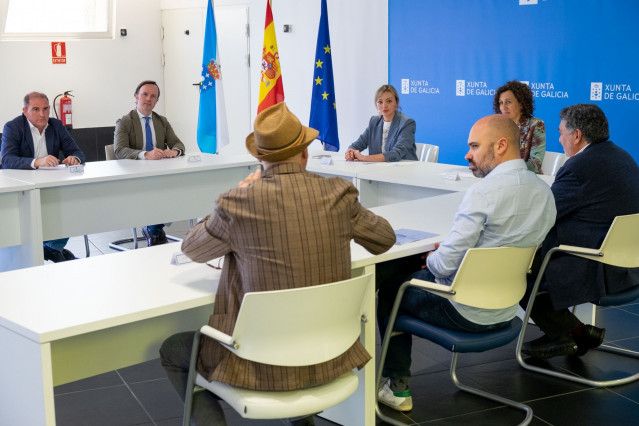 La conselleira de Política Social e Xuventude, Fabiola García, se reúne con miembros de la cátedra de Edadismo de la Universidade de Vigo .