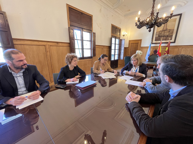 Reunión de la subdelegada del Gobierno en Pontevedra, Maica Larriba, con la alcaldesa de Redondela, Digna Rivas, y con responsables de Carreteras del Mitma y de Audasa.