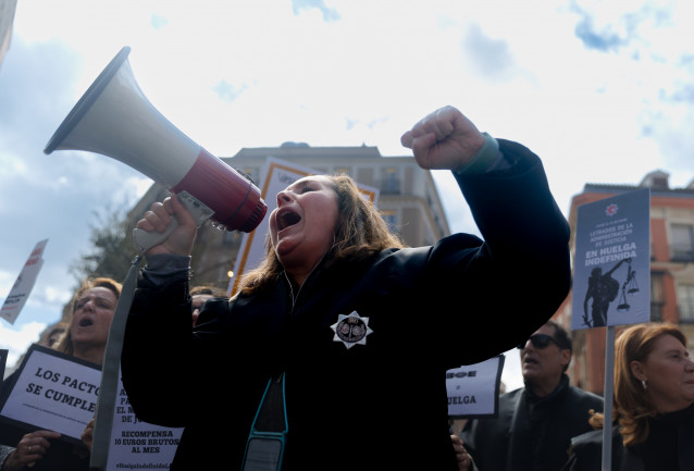 Una letrada de la Administración de Justicia (LAJ) grita con un megáfono en mano durante una manifestación desde Callao a San Bernardo 45, a 9 de marzo de 2023, en Madrid (España). El comité de huelga de los LAJ ha convocado hoy una nueva protesta tras la