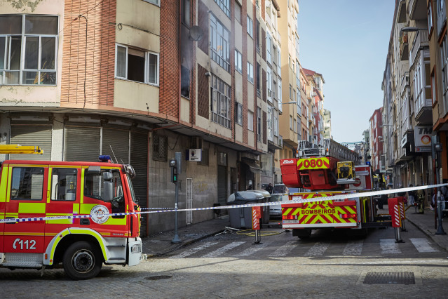 Los servicios de emergencia trabajan en la extinción de un incendio en un edificio de la calle Bonhome, a 28 de marzo de 2023, en Ourense, Galicia.