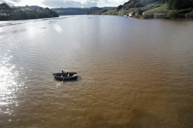 Archivo - Un batuxo, embarcación tradicional del río Miño, surca las aguas del río Miño, a 2 de enero de 2023, en Portomarín, Lugo,.