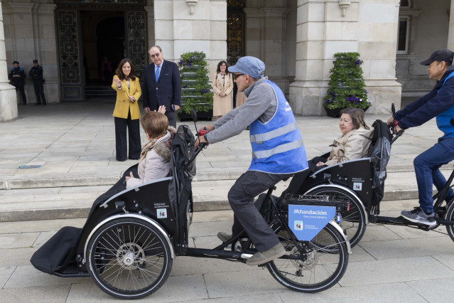 La alcaldesa de A Coruña, Inés Rey y el presidente de Afundación, Miguel Ángel Escotet, comprueban el funcionamiento del programa 'Pedalear y conversar'