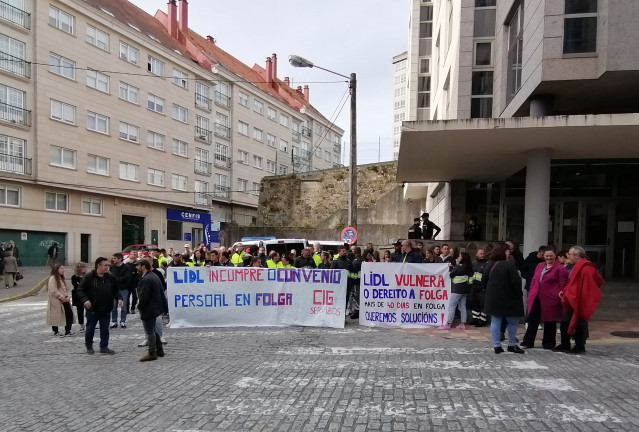 Trabajadores de Lidl a las puertas de los juzgados de Ferrol