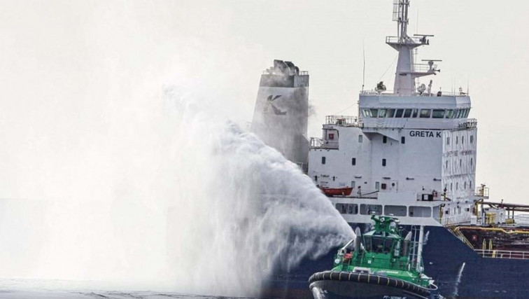 El petrolero Greta K, incendiado y cargado con combustible para aviones, llega a puerto una semana después del suceso
