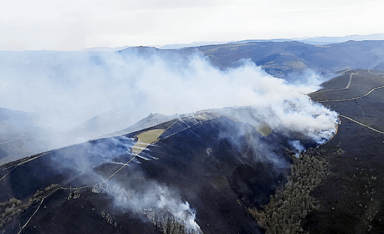 El incendio de Baleira se desboca alimentado por el fuerto viento y va camino de las 100 hectáreas quemadas