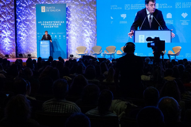 El conselleiro de Cultura, Educación, FP e Universidades, Román Rodríguez, inaugura el congreso sobre competencias profesionale docentes.