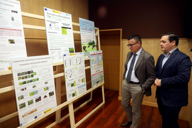 El conselleiro do Medio Rural, José González, visita el foro de innovación de iniciativas en el ámbito agrario.