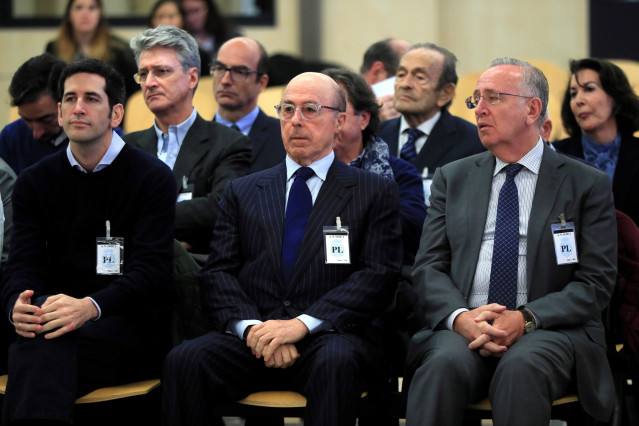 Archivo - El antiguo presidente del grupo Pescanova Manuel Fernández de Sousa (d), junto a los máximos responsables de la empresa entre 2009 y 2013, se sienta en el banquillo de la Audiencia Nacional en San Fernando de Henares (Madrid).
