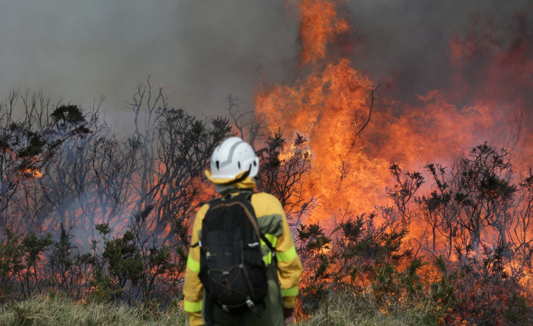 Incendio de Baleira: activa la alerta por proximidad al acercarse el fuego a las viviendas de Fórneas