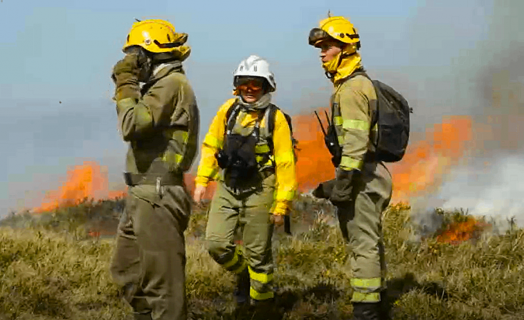 Evacuación urgente de varias aldeas por el incendio descontrolado que arrasa Baleira, Lugo (vídeos)