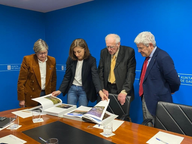 La Xunta presenta a Michel Prieur las bases de la futura Ley do Litoral.