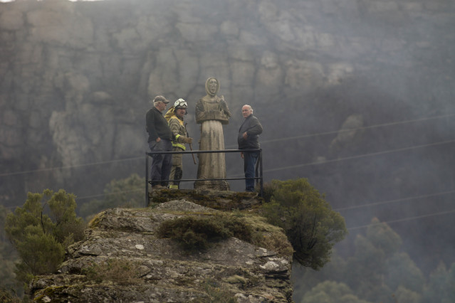 Dos hombres y un guarda forestal observan el monte quemado por un incendio forestal, a 30 de marzo de 2023, en Baleira, Lugo, Galicia (España). El incendio forestal declarado en Baleira (Lugo) continúa activo y afecta ya a 1.100 hectáreas, según recoge el
