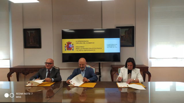 El presidente de la Diputación de Ourense, Manuel Baltar; el presidente de la CHMS, José Antonio Quiroga; y la alcaldesa de Bande, Sandra Quintas, firman un convenio para prolongar la senda del río Badella.