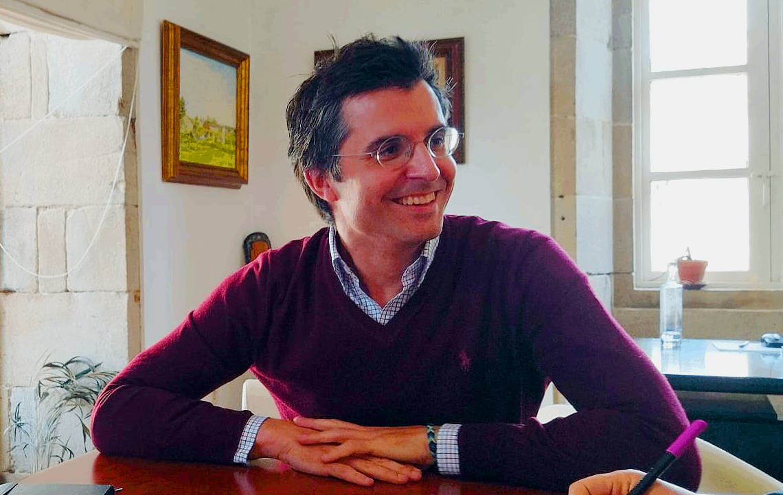 Borja Verea candidato del PP a la alcaldu00eda de Santiago durante la entrevista en la redacciu00f3n de Galiciapress