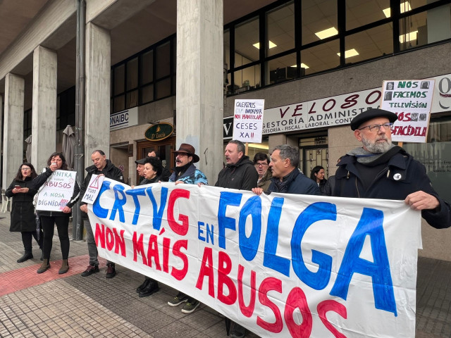 Concentración de trabajadores de la CRTVG en una nueva jornada de protestas. Frente al Parlamento de Galicia coincidiendo con la comisión de control del ente público.