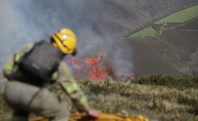 Cortada la N-525 por el incendio de Riós, que permanece activo tras calcinar 20 hectáreas