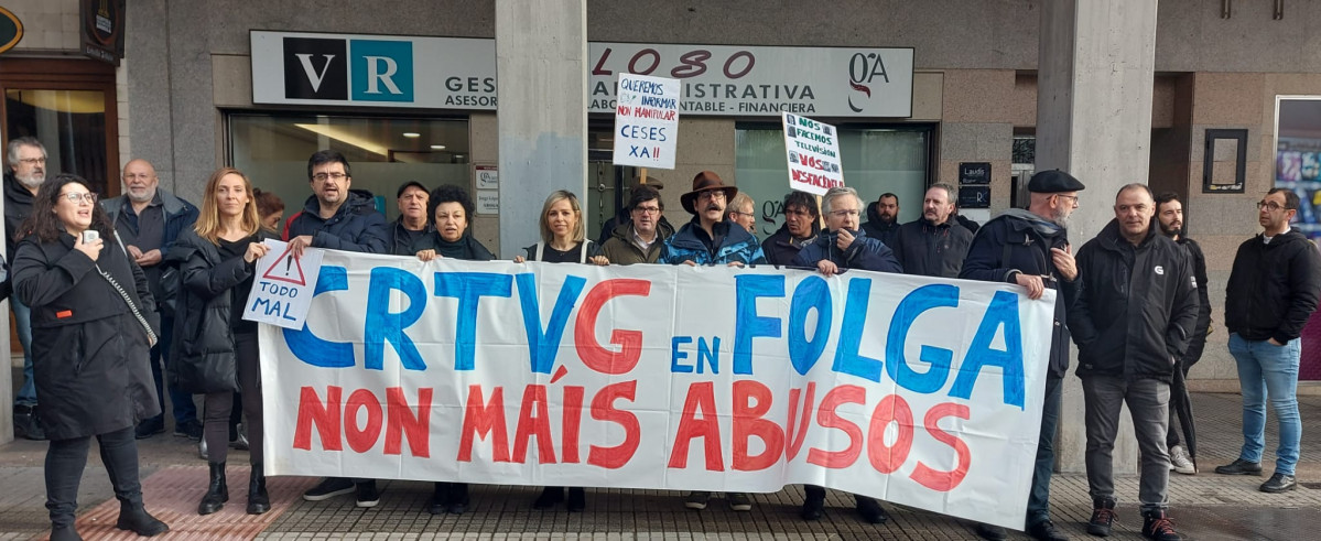 Trabajadores y sindicalistas protestan en el Parlamento contra la supuesta manipulaciu00f3n en la CRTVG en una foto del Twitter de Noelia Otero Lago