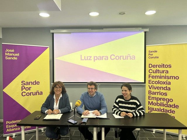 El candidato a la alcaldía de A Coruña, José Manuel Sande, acompañado por la coordinadora local de Esquerda Unida, Carmen Armada, y la responsable de Podemos en A Coruña y concejala no adscrita en el consistorio coruñés, Isabel Faraldo.
