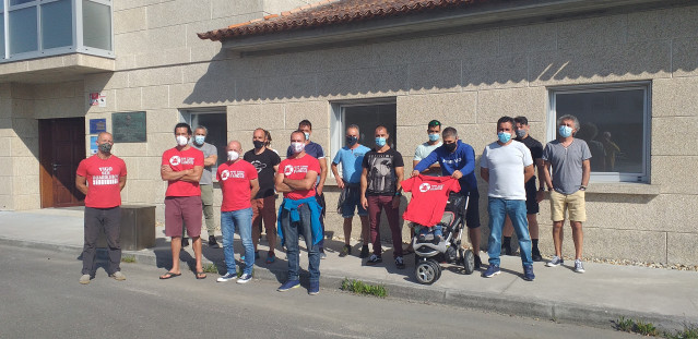 Archivo - Bomberos de Vigo en una protesta ante las instalaciones de la antigua EDAR de Coruxo que, afirman, no cumplen los requisitos para albergar un parque, aunque sea provisional, para este servicio.