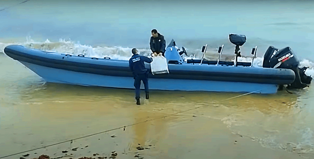 Agentes descargan la cocau00edna encontrada a bordo de la planeadora barada en Peniche en una imagen del canal de youtube de rtvonlive