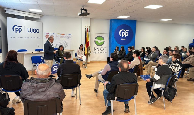 El vicesecretario de Organización del PP, Miguel Tellado, la secretaria general del PPdeG, Paula Prado, y la candidata a la Alcaldía de Lugo, Elena Candia, en un acto con nuevos afiliados.