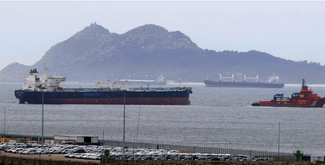 El minerva remolcando en la Ru00eda de Vigo en una foto de EP