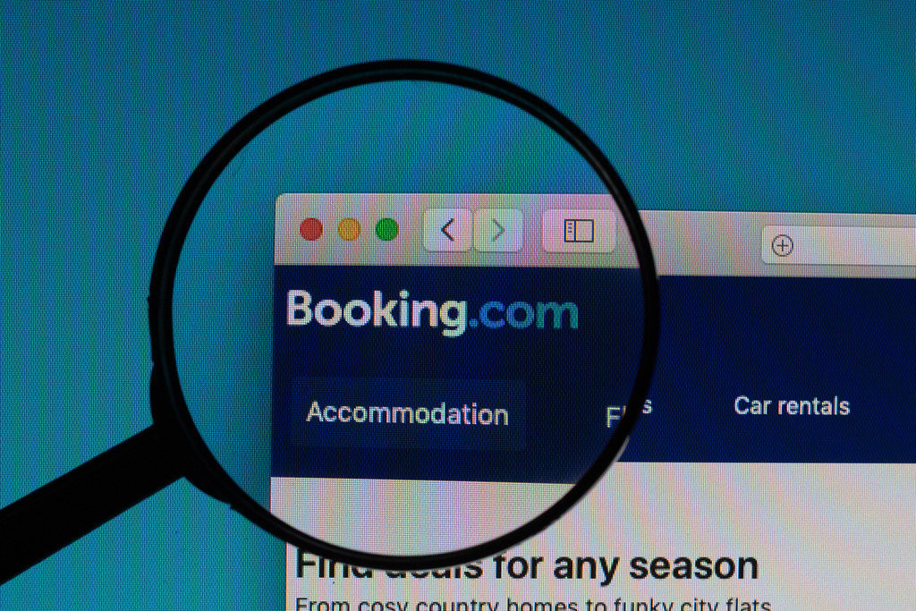 Logo de Booking.com bajo lupa foto Marco Verch publicado bajo   CC BY 2.0 en ccnull de