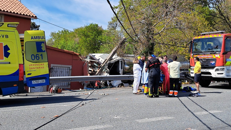 Un camión cisterna de leche se empotra contra una casa en Mesía y deja un herido grave
