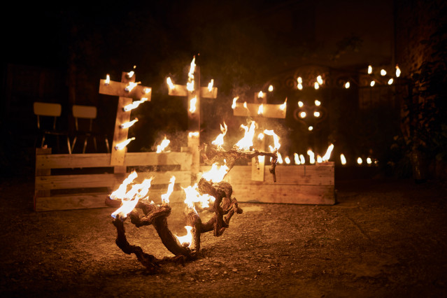 Varias cáscaras de caracoles arden durante la procesión de los Caracoles, a 7 de abril de 2023, en O Castro, O Barco de Valdeorras, Ourense,