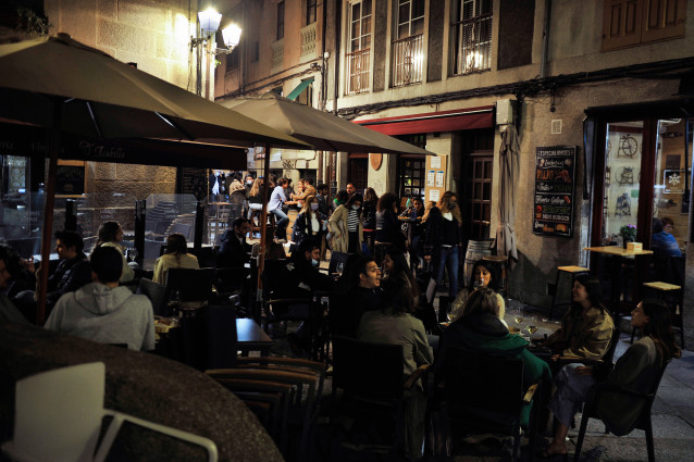 Archivo - Varias personas en la terraza de un bar, a 21 de mayo de 2021, en Ourense, Galicia (España). Este viernes por la tarde el Diario Oficial de Galicia (DOG) actualizó las medidas de la Xunta para la ‘desescalada’ gallega y permitió que los locales